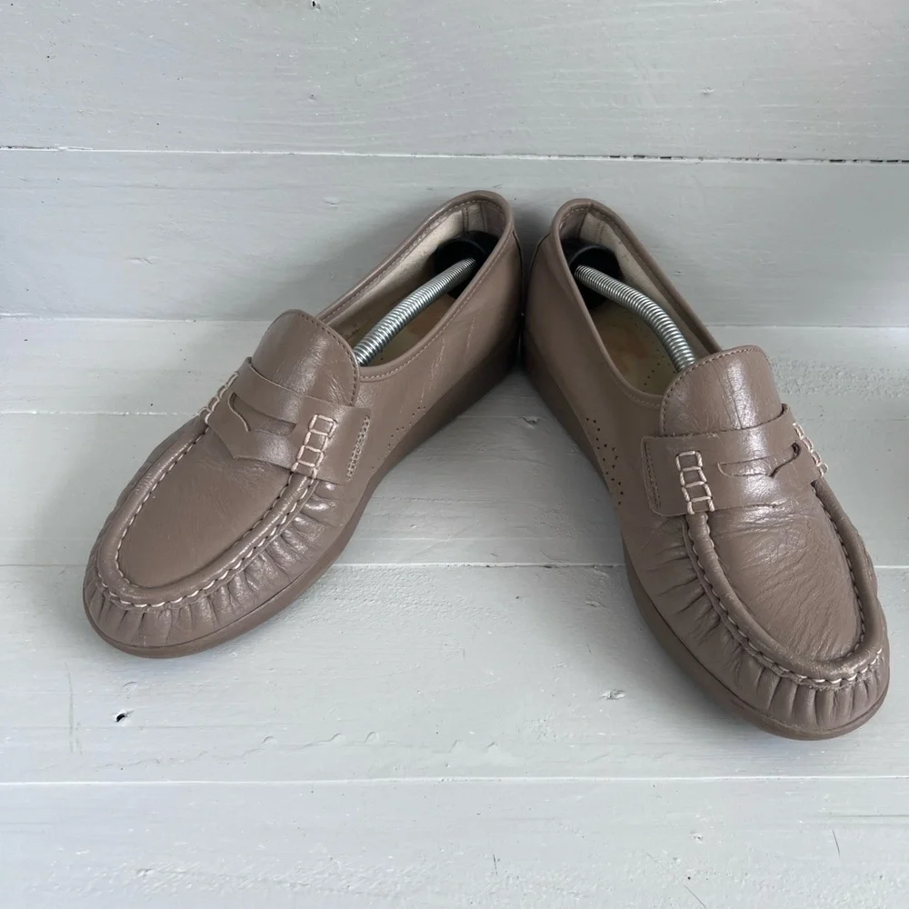 SAS 'Classic' Mocha Leather Moc Toe Penny Loafers Sz. 8.5 M Womens Made In USA